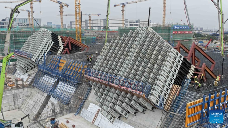 Ujenzi wa minara mikuu ya daraja kubwa la Shiziyang katika Mkoa wa Guangdong, China wavuka mita 300