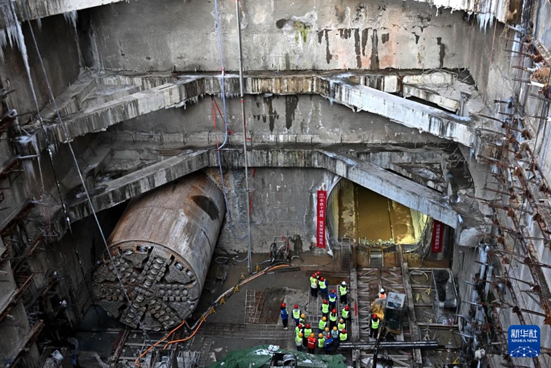 Wajenzi wanasubiri njia ya kulia ya handaki kukamilika kwenye kisima cha kupokea kwenye Kituo cha Sifangchang katika njia ya No. 5 ya sabwe Januari 21, mji wa Qingdao. (Xinhua/Li Ziheng)