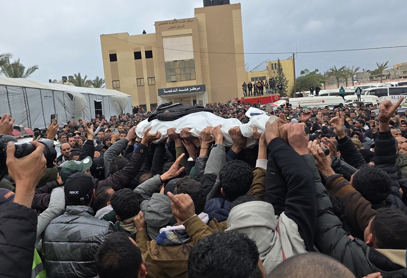 Waombolezaji wakihudhuria mazishi ya waandishi wa habari watatu wa Palestina, ambao wameuawa kwa shambulizi la anga la Israeli juzi Jumatano, katika mji wa Khan Younis, kusini mwa Ukanda wa Gaza, Januari 22, 2026. (Picha/VCG)