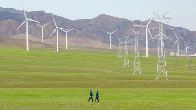 Picha ikionyesha wafanyakazi wa Kampuni ya Kusambaza Umeme ya Gridi ya Taifa ya Bortala wakifanya doria karibu na eneo la utalii la Ziwa Sayram ili kuhakikisha usambazaji wa umeme katika Eneo Linalojiendesha la kabila la Wamongolia la Bortalan, katika Mkoa Unaojiendesha wa Kabila la Wauygur wa Xinjiang, kaskazini magharibi mwa China, Julai 17, 2025. (Picha na Yin Tianjie/Xinhua)
