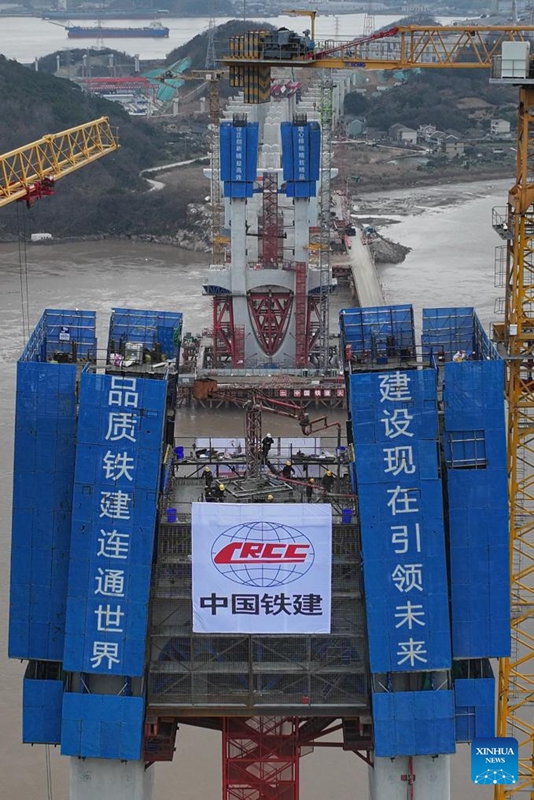 Kazi ya kumimina zege kwenye boriti la mnara mkuu wa mashariki wa daraja la barabara-reli la Fuchimen yakamilika mkoani Zhejiang, China