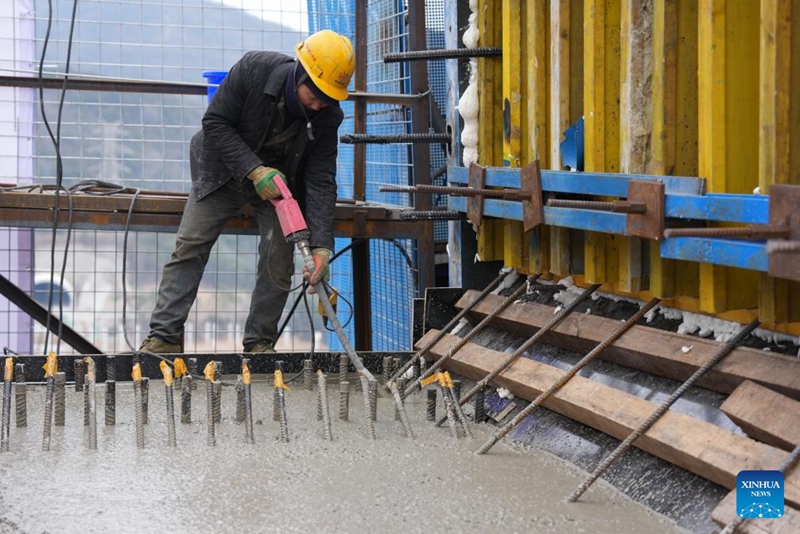 Kazi ya kumimina zege kwenye boriti la mnara mkuu wa mashariki wa daraja la barabara-reli la Fuchimen yakamilika mkoani Zhejiang, China