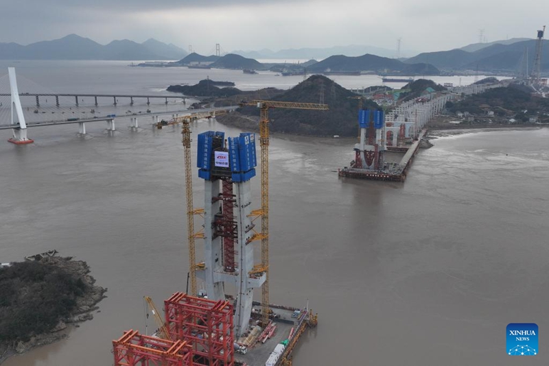 Kazi ya kumimina zege kwenye boriti la mnara mkuu wa mashariki wa daraja la barabara-reli la Fuchimen yakamilika mkoani Zhejiang, China