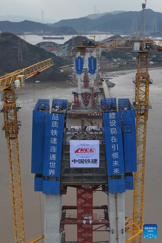 Kazi ya kumimina zege kwenye boriti la mnara mkuu wa mashariki wa daraja la barabara-reli la Fuchimen yakamilika mkoani Zhejiang, China