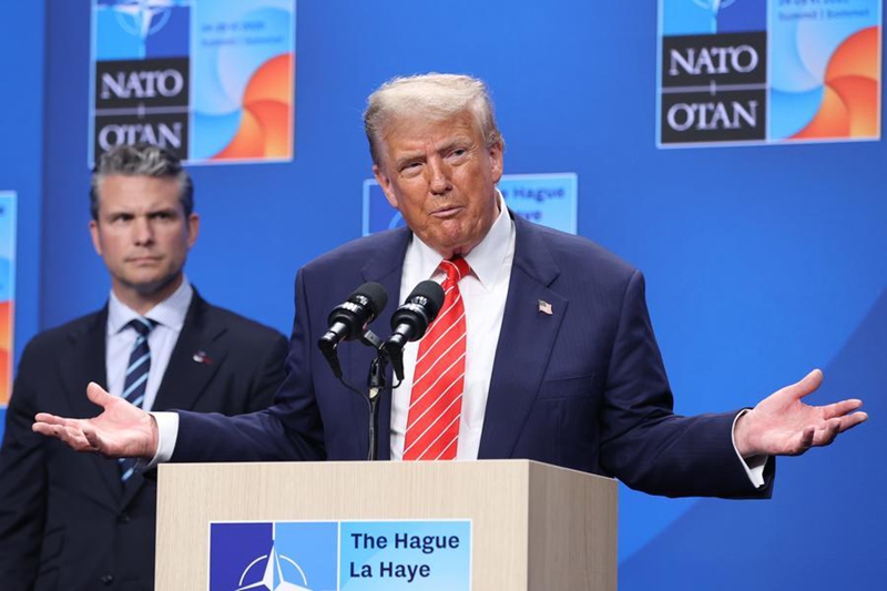 Rais wa Marekani Donald Trump (mbele) akihudhuria mkutano na waandishi wa habari kufuatia mkutano wa viongozi wa Jumuiya ya NATO mjini The Hague, Uholanzi, Juni 25, 2025.. (Xinhua/Zhao Dingzhe)