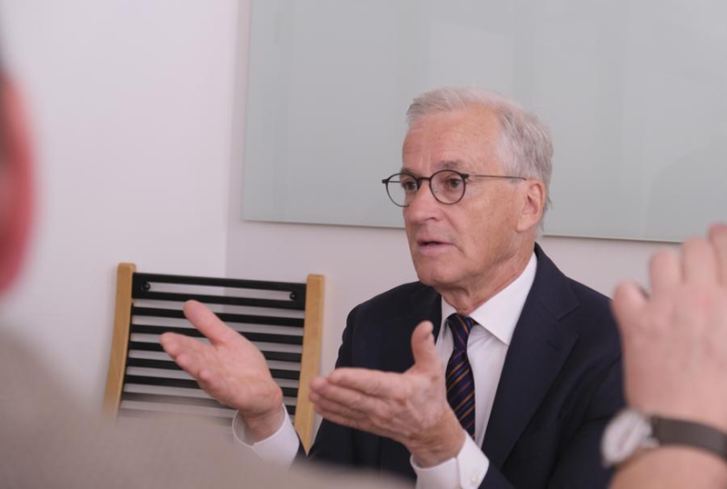 Waziri Mkuu wa Norway Jonas Gahr Store akikutana na waandishi wa habari wa kigeni mjini Oslo, Norway, Mei 19, 2025. (Xinhua/Zhang Yuliang)