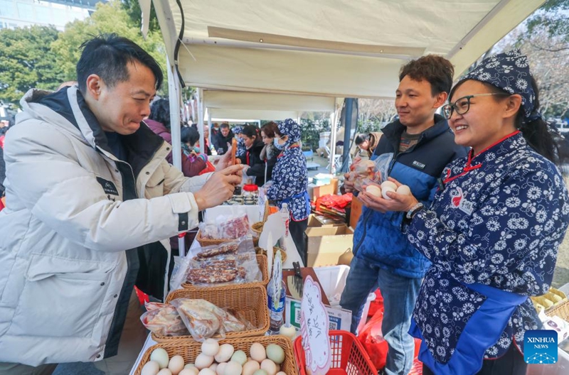 Wajasiriamali wanawake waonyesha vyakula vitamu na kukuza utalii kupitia biashara ya mtandaoni katika Mji wa Jiande, China