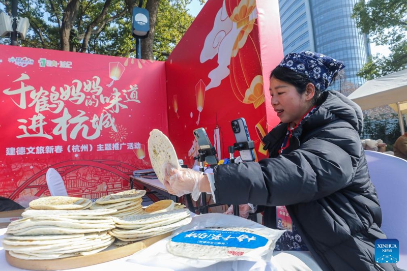 Wajasiriamali wanawake waonyesha vyakula vitamu na kukuza utalii kupitia biashara ya mtandaoni katika Mji wa Jiande, China