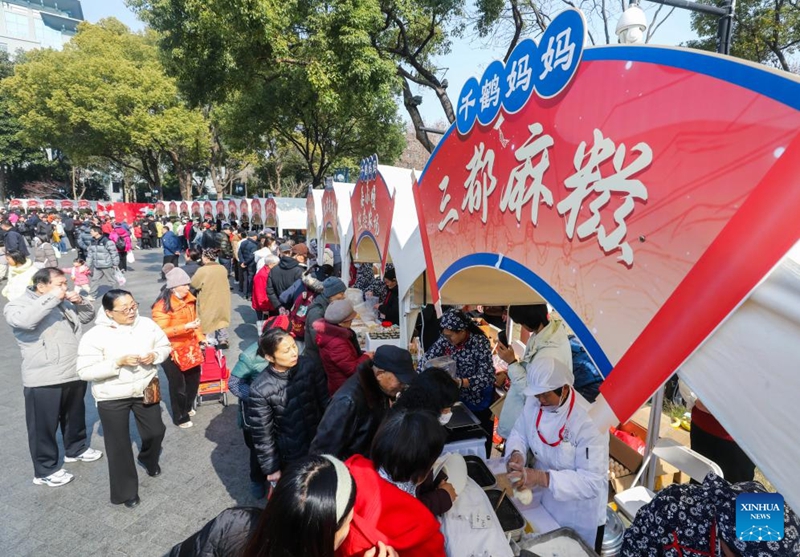 Wajasiriamali wanawake waonyesha vyakula vitamu na kukuza utalii kupitia biashara ya mtandaoni katika Mji wa Jiande, China
