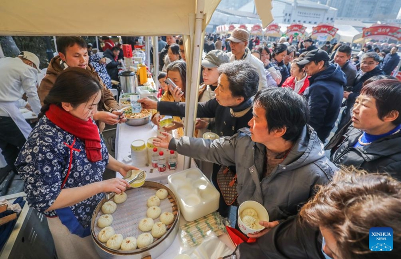 Wajasiriamali wanawake waonyesha vyakula vitamu na kukuza utalii kupitia biashara ya mtandaoni katika Mji wa Jiande, China