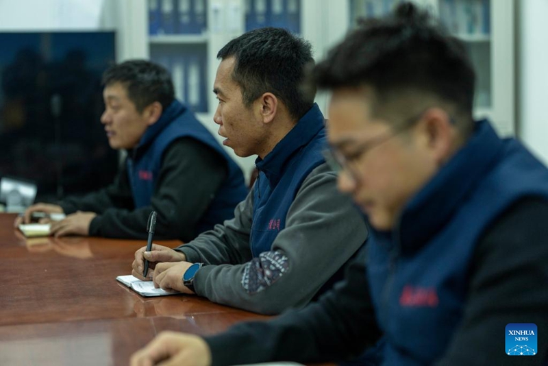 Wafanyakazi wakihudhuria mkutano wa kufanya majumuisho baada ya kazi kwenye sehemu ya reli ya uhifadhi wa mfumo wa ishara, zana na majengo ya Za'gya Zangbo katika Wilaya ya Amdo ya eneo la Nagqu, Mkoa Unaojiendesha wa Xizang, kusini magharibi mwa China, Januari 23, 2026. (Xinhua/Tenzing Nima Qadhup)