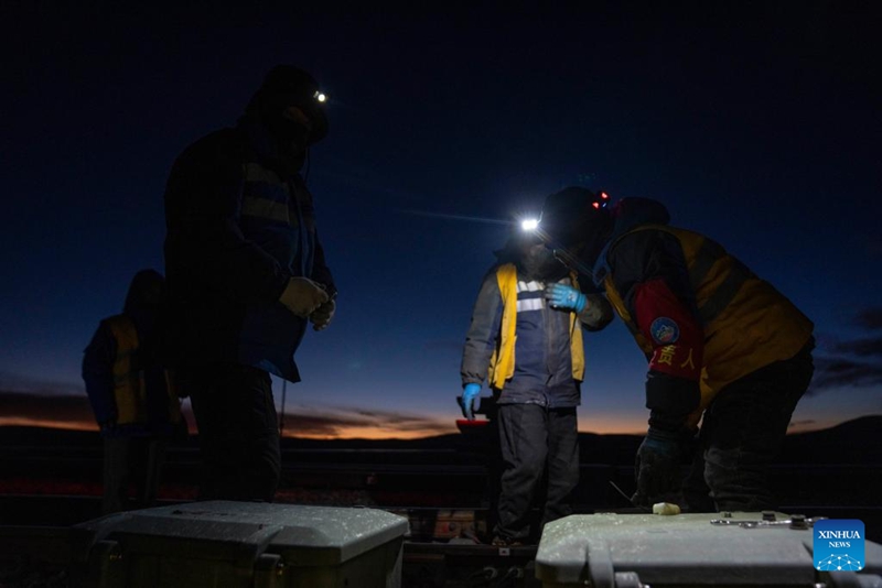 Wafanyakazi kwenye sehemu ya uhifadhi wa mfumo wa ishara, zana na majengo ya reli ya juu zaidi duniani ya China