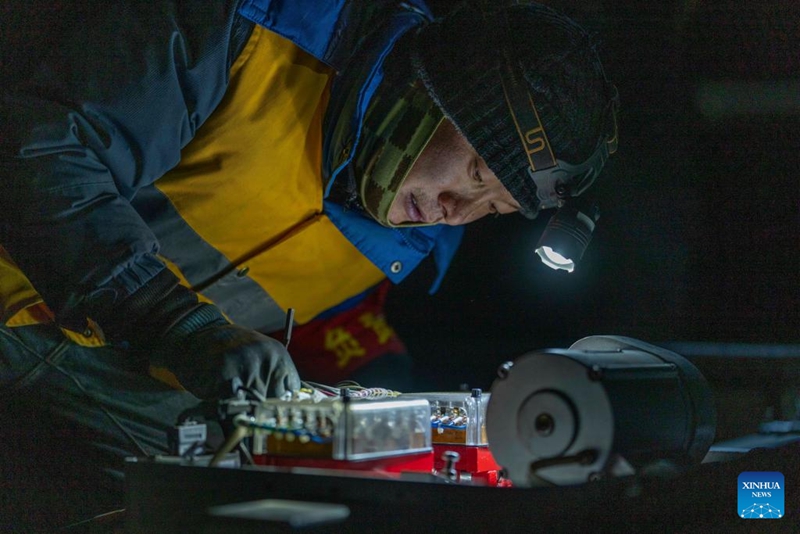 Wafanyakazi kwenye sehemu ya uhifadhi wa mfumo wa ishara, zana na majengo ya reli ya juu zaidi duniani ya China