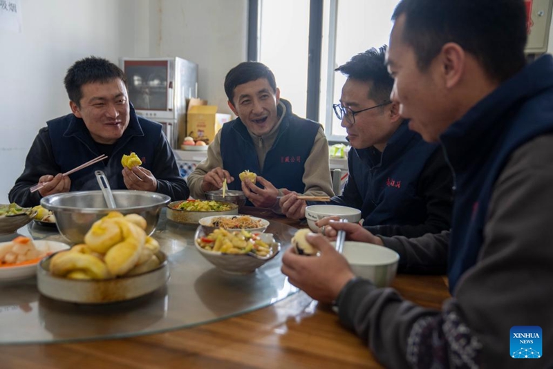 Wafanyakazi kwenye sehemu ya uhifadhi wa mfumo wa ishara, zana na majengo ya reli ya juu zaidi duniani ya China