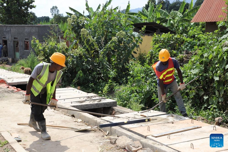 Wafanyakazi wenyeji wakifanya kazi kando ya barabara iliyojengwa na Kampuni ya Barabara na Madaraja ya China katika Wilaya ya Burera, Mkoa wa Kaskazini wa Rwanda, Januari 21, 2026. (Xinhua/Ju Yinhe)