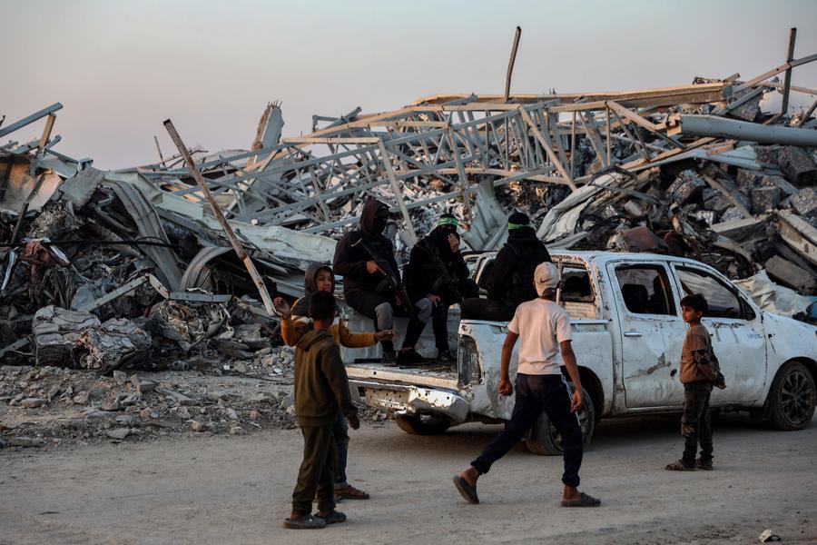 Wanamgambo wa Hamas wakitafuta mwili wa mwisho wa mateka wa Israeli mashariki mwa makazi ya Zeitoun, kusini-mashariki mwa Jiji la Gaza, Januari 7, 2025. (Picha na Rizek Abdeljawad/Xinhua)