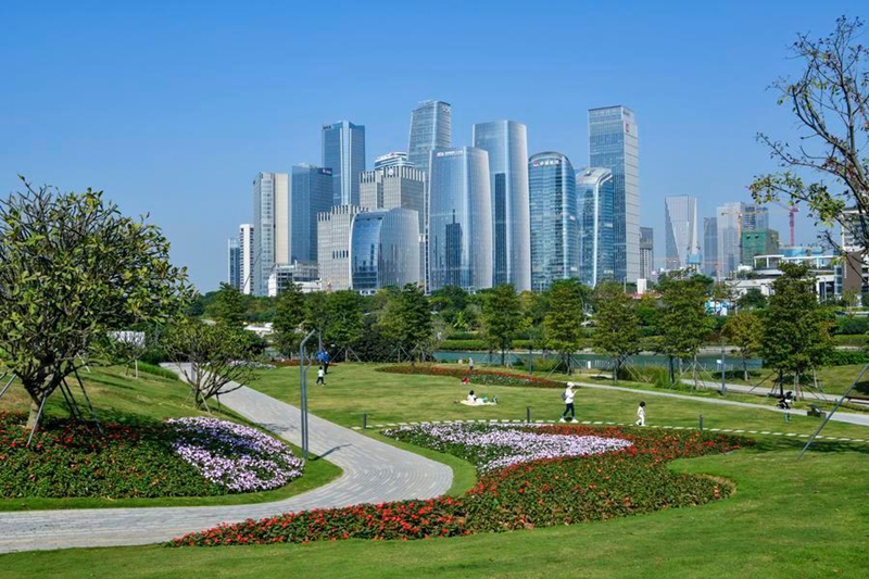 Picha hii iliyopigwa Desemba 8, 2022 ikionyesha mandhari ya Eneo la Ushirikiano wa Sekta ya Huduma za Kisasa la Qianhai, Shenzhen na Hong Kong katika  mji wa Shenzhen, Mkoa wa Guangdong, kusini mwa China. (Xinhua/Liang Xu)