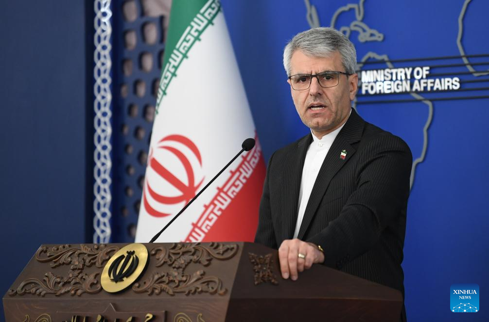 Msemaji wa Wizara ya Mambo ya Nje ya Iran, Esmaeil Baghaei akizungumza kwenye mkutano wa kila wiki na waandishi wa habari mjini Tehran, Iran, Januari 26, 2026. (Xinhua/Shadati)