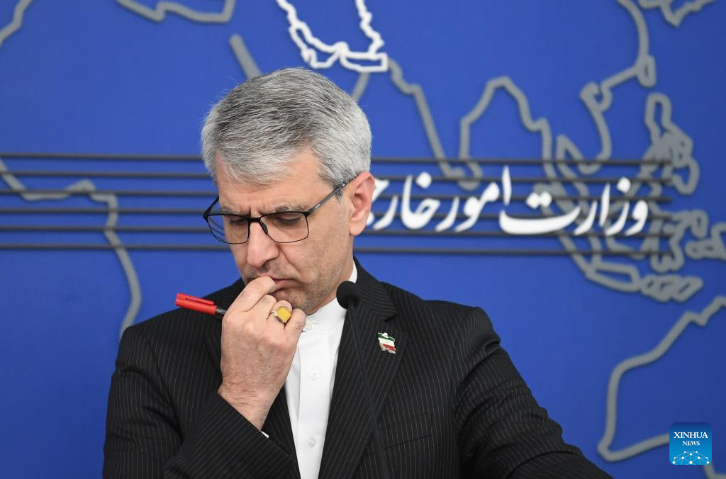 Msemaji wa Wizara ya Mambo ya Nje ya Iran, Esmaeil Baghaei akihudhuria mkutano wa kila wiki na waandishi wa habari mjini Tehran, Iran, Januari 26, 2026. (Xinhua/Shadati)