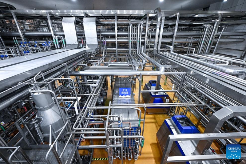 Picha hii iliyopigwa Januari 27, 2026 ikionyesha mstari wa kuchakata maziwa freshi na kuondoa bacteria papo hapo kwa joto la juu sana kwenye karakana ya Yili, Wuzhong, Mkoa Unaojiendesha wa Kabila la Wahui wa Ningxia, kaskazini magharibi mwa China. (Xinhua/Feng Kaihua)