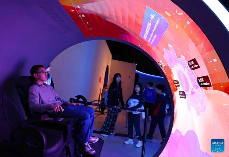 Mtembeleaji akijaribu mchezo unaogundua mwendo kwenye Jumba la Makumbusho ya Sayansi na Teknolojia la Shanghai,, mashariki mwa China, Januari 27, 2026. (Xinhua/Fang Zhe)