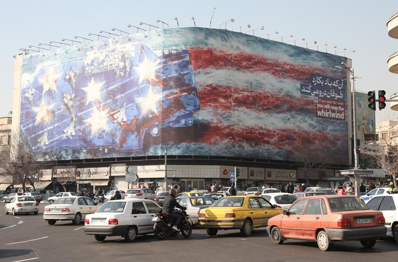 Picha hii iliyopigwa Januari 27, 2026 ikionyesha bango kubwa mjini Tehran, Iran. (Xinhua/Shadati)