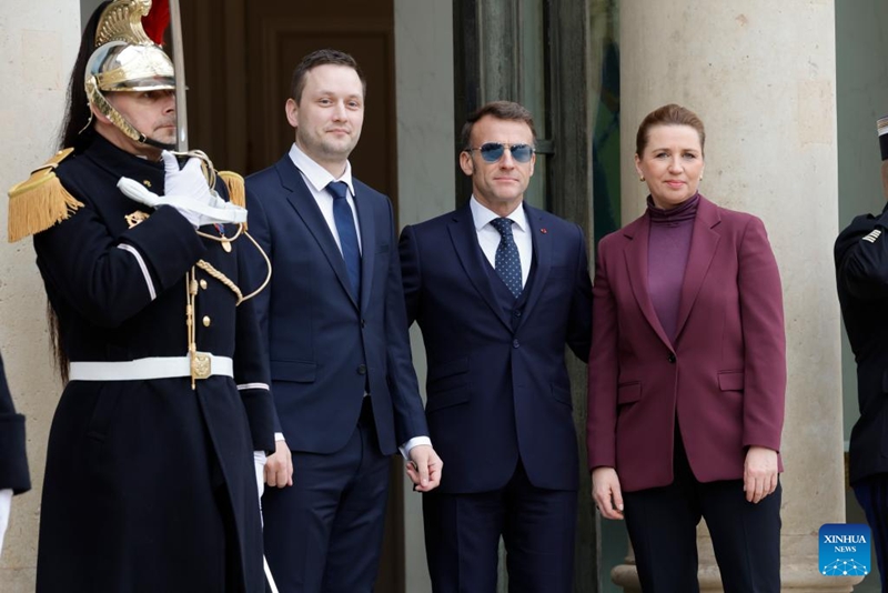 Rais wa Ufaransa Emmanuel Macron (katikati) akikutana na Waziri Mkuu wa Denmark Mette Frederiksen (kulia) na Waziri Mkuu wa Greenland Jens-Frederik Nielsen kwenye Ikulu ya Elysee jijini Paris, Ufaransa, Januari 28, 2026. (Picha na Henri Szwarc/Xinhua)