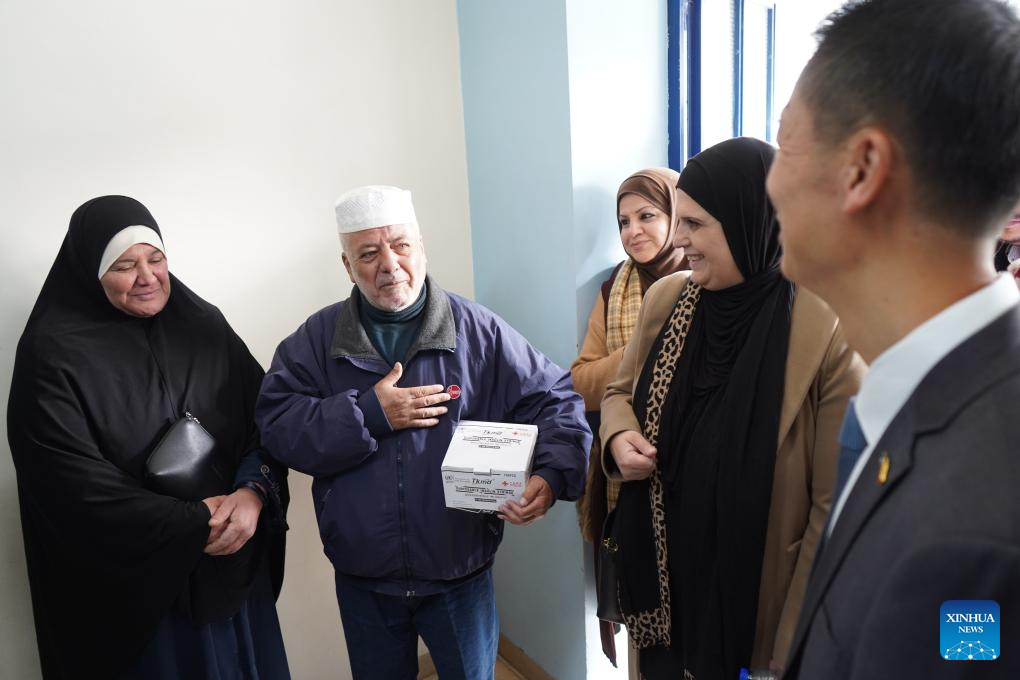Mkimbizi wa Palestina mwenye ugonjwa wa kisukari akitoa shukrani kwa msaada wa sindano za insulini uliotolewa na China kwenye Kambi ya Wakimbizi ya Baqa'a nchini Jordan, Januari 28, 2026. (UNRWA/kupitia Xinhua)