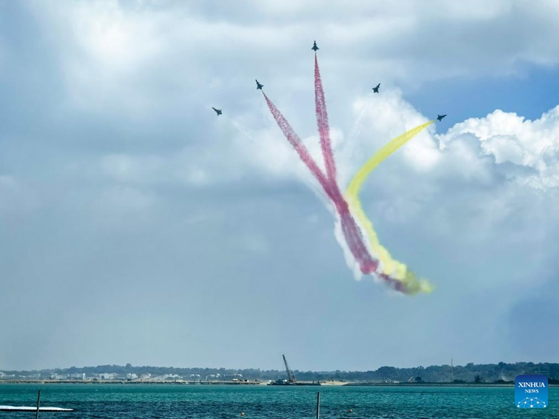 Timu ya sarakasi za ndege ya Jeshi la China yafanya safari ya kuhakikisha urukaji unafuata kanuni kabla ya Maonyesho ya Ndege Angani ya Singapore