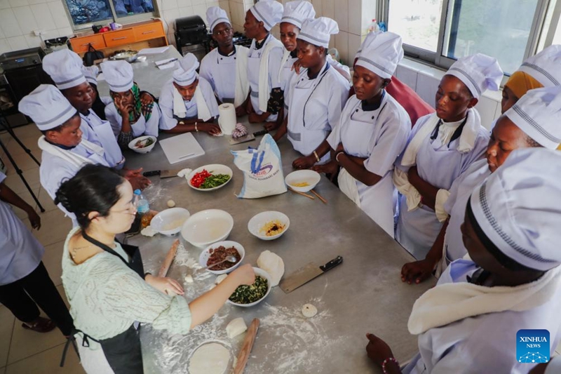 Wanafunzi wa Tanzania wakijifunza kupika baozi kwa mvuke huko Dar es Salaam, Tanzania, Januari 28, 2026. (Xinhua/Emmanuel Herman)