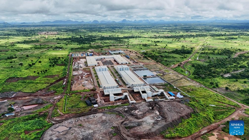 Picha hii iliyopigwa Januari 31, 2026 ikionyesha kiwanda cha kuchakata grafiti kilichojengwa na Kampuni ya Jinan Yuxiao ya China katika Wilaya ya Nipepe, mkoa wa Niassa, Msumbiji. (Xinhua/Liu Jie)
