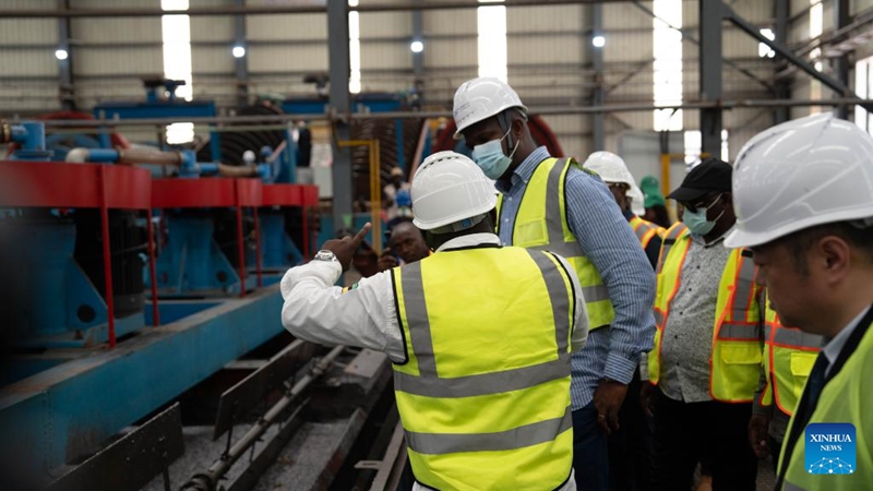 Rais wa Msumbiji Daniel Francisco Chapo akitembelea kiwanda cha kuchakata grafiti kilichojengwa na Kampuni ya Jinan Yuxiao ya China katika Wilaya ya Nipepe, Mkoa wa Niassa, Msumbiji, Januari 30, 2026. (Xinhua/Liu Jie)