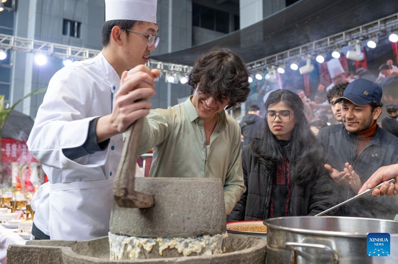 Wanafunzi wa kigeni wakumbatia furaha ya sherehe ya Mwaka Mpya wa Jadi wa China katika Mji wa Chongqing