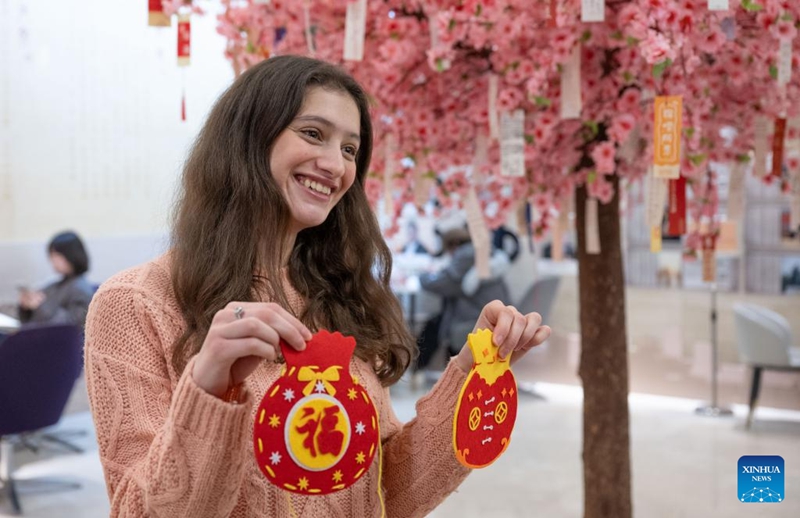 Wanafunzi wa kigeni wakumbatia furaha ya sherehe ya Mwaka Mpya wa Jadi wa China katika Mji wa Chongqing