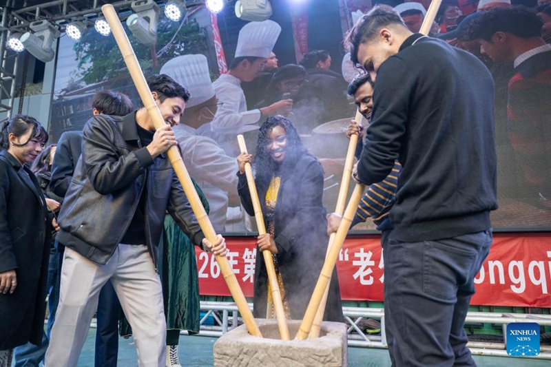 Wanafunzi wa kigeni wakumbatia furaha ya sherehe ya Mwaka Mpya wa Jadi wa China katika Mji wa Chongqing