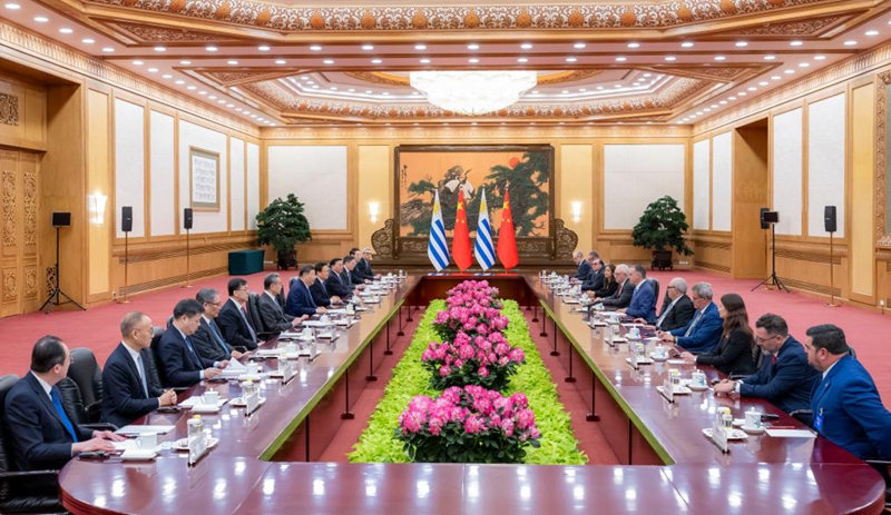 Rais wa China Xi Jinping akifanya mazungumzo na Rais wa Uruguay Yamandu Orsi, ambaye yuko katika ziara ya kiserikali nchini China, kwenye Jumba la Mikutano ya Umma la Beijing, Februari 3, 2026. (Xinhua/Zhai Jianlan)