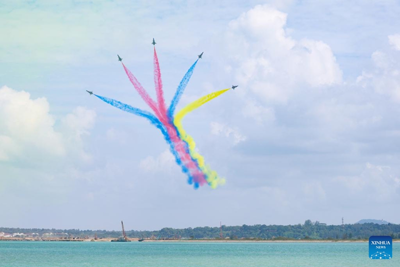 Timu ya sarakasi za ndege ya PLA yafanya maonyesho kwenye Maonyesho ya 10 ya Ndege Angani ya Singapore