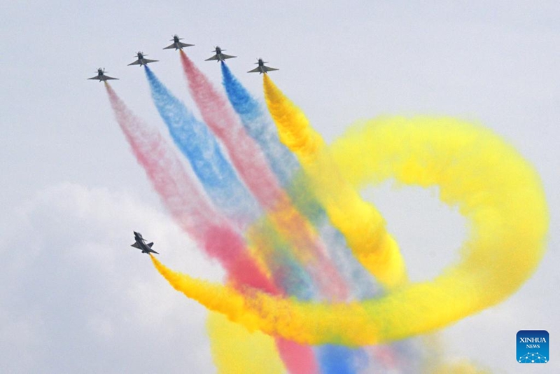 Timu ya sarakasi za ndege ya PLA yafanya maonyesho kwenye Maonyesho ya 10 ya Ndege Angani ya Singapore