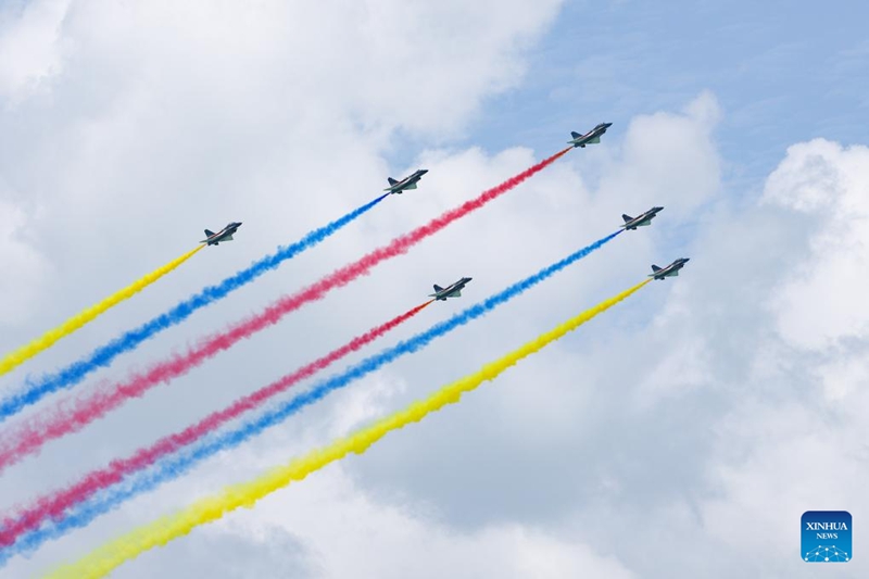 Timu ya sarakasi za ndege ya PLA yafanya maonyesho kwenye Maonyesho ya 10 ya Ndege Angani ya Singapore