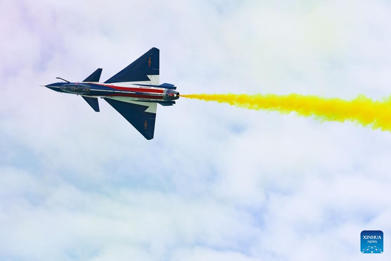 Timu ya sarakasi za ndege ya PLA yafanya maonyesho kwenye Maonyesho ya 10 ya Ndege Angani ya Singapore