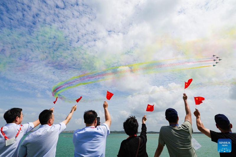 Timu ya sarakasi za ndege ya PLA yafanya maonyesho kwenye Maonyesho ya 10 ya Ndege Angani ya Singapore