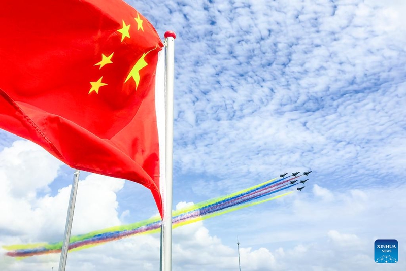 Timu ya sarakasi za ndege ya PLA yafanya maonyesho kwenye Maonyesho ya 10 ya Ndege Angani ya Singapore