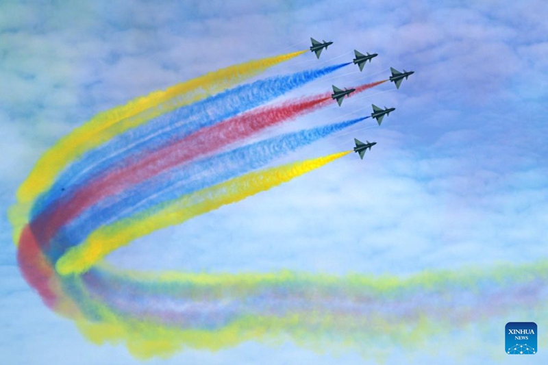 Timu ya sarakasi za ndege ya PLA yafanya maonyesho kwenye Maonyesho ya 10 ya Ndege Angani ya Singapore