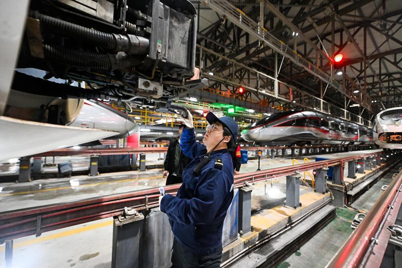 Mfanyakazi wa matengenezo ya treni za mwendo-kasi alinda usalama wa pilika za usafiri wa likizo ya Mwaka Mpya wa Jadi wa China