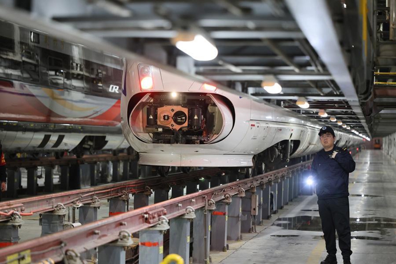 Mfanyakazi wa matengenezo ya treni za mwendo-kasi alinda usalama wa pilika za usafiri wa likizo ya Mwaka Mpya wa Jadi wa China