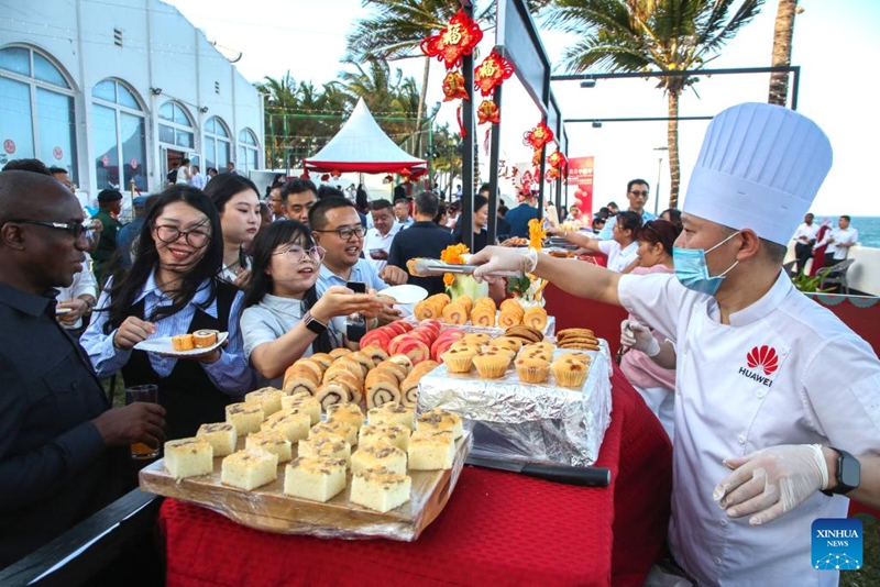 Watanzania na Wachina wanaoishi Tanzania wakifurahia pamoja vyakula vitamu huko Dar es Salaam, Tanzania, Februari 6, 2026. (Xinhua/Emmanuel Herman)