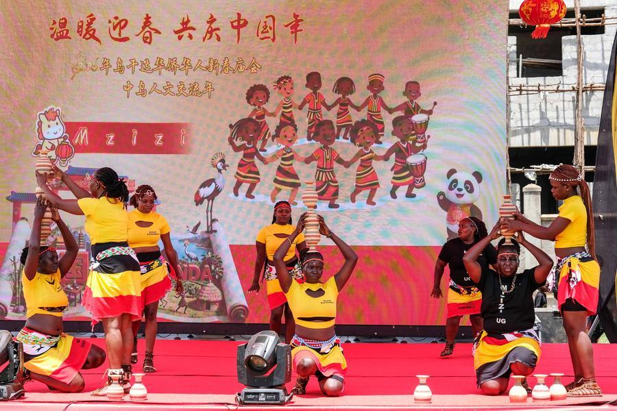 Wasanii wa Uganda wanaocheza kwenye hafla ya uzinduzi wa Mwaka wa Mawasiliano kati ya watu wa China na Uganda na kusherehekea Sikukuu ya Mwaka Mpya wa Jadi wa China, jijini Kampala, Uganda, Februari 8, 2026. (Picha na Hajarah Nalwadda/Xinhua)