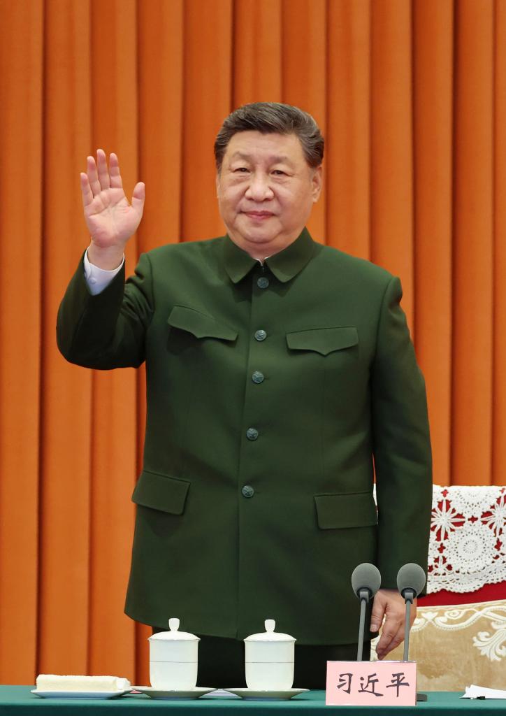 Rais wa China Xi Jinping, ambaye pia ni Katibu Mkuu wa Kamati Kuu ya Chama cha Kikomunisti cha China (CPC) na Mwenyekiti wa Kamati Kuu ya Kijeshi ya China (CMC), akiwapungia mkono maofisa na askari wa majeshi kupitia njia ya video mjini Beijing, Februari 10, 2026. (Xinhua/Li Gang)
