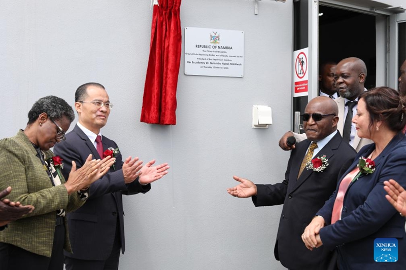 Waziri Mkuu wa Namibia Elijah Ngurare (wa pili kulia, mbele) akishiriki kwenye hafla ya makabidhiano ya Kituo cha Kupokea Data za Satalaiti cha Ardhini kilichojengwa kwa msaada wa China akiwa na Balozi wa China nchini Namibia Zhao Weiping (wa pili, kushoto) kwenye Kituo cha Telecom Earth nje ya mji mkuu, Windhoek, Namibia, Februari 12, 2026. (Xinhua/Lin Jing)
