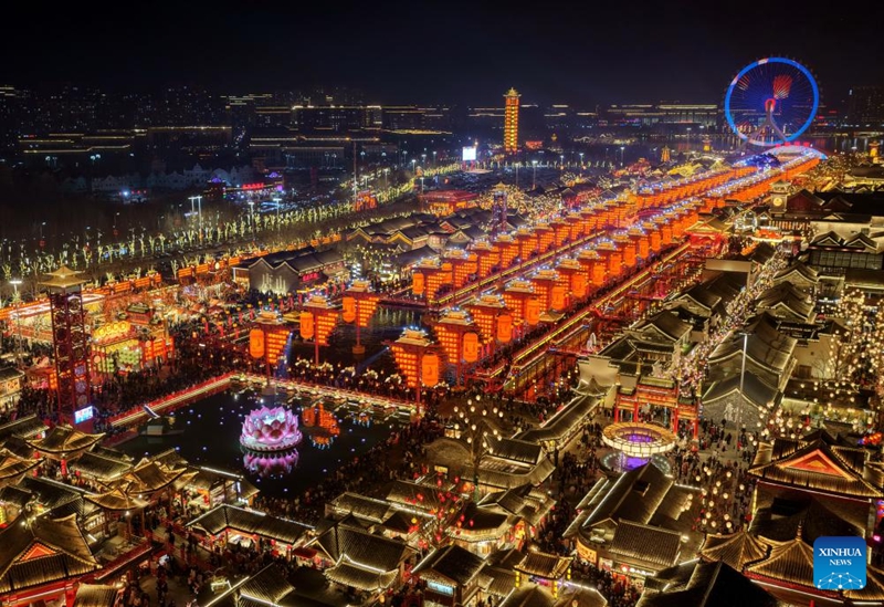 Maonesho ya fashifashi za chuma kilichoyeyushwa yafanyika Hebei, China kusherehekea Mwaka Mpya wa Jadi